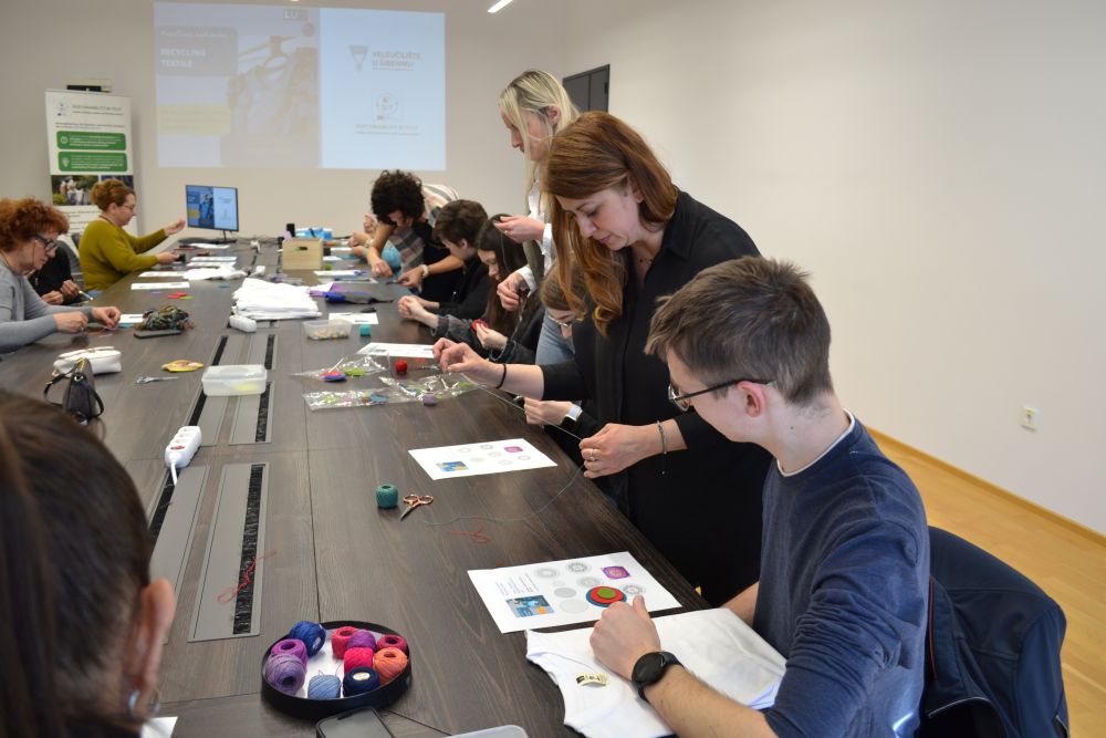 Održana kreativna radionica „Preuredi, transformiraj i ponovno nosi“